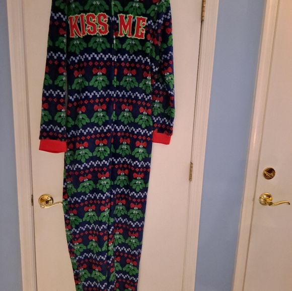 Dec 25th Unisex Mistletoe Zip Onesie Hoodie LG NWOT - Picture 1 of 11